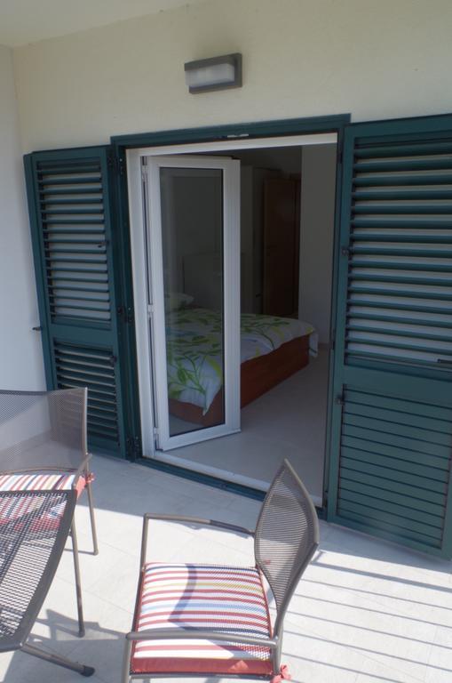 Apartmani Kusic トゥルパニ エクステリア 写真
